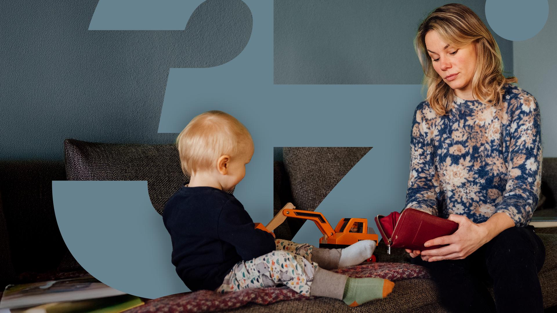 Eine junge Mutter sitzt mit ihrem Kleinkind auf einem Sofa. In ihren Händen hält sie eine geöffnete Geldbörse und schaut hinein.