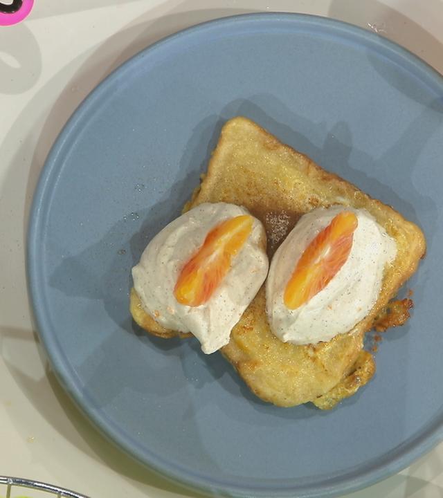 Süße Arme Ritter auf einem blauen Teller serviert.