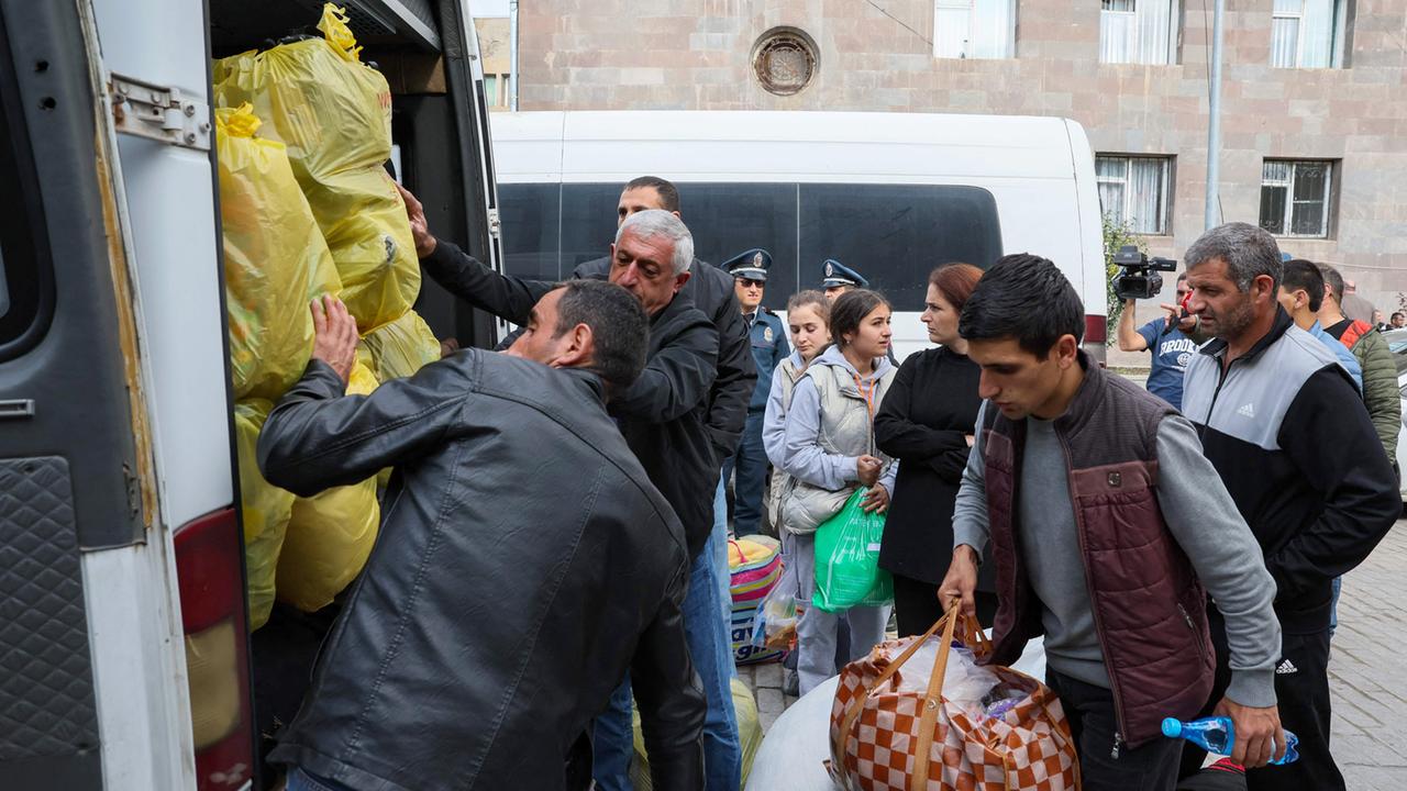 Erste Bergkarabach-Flüchtlinge erreichen Armenien - ZDFheute