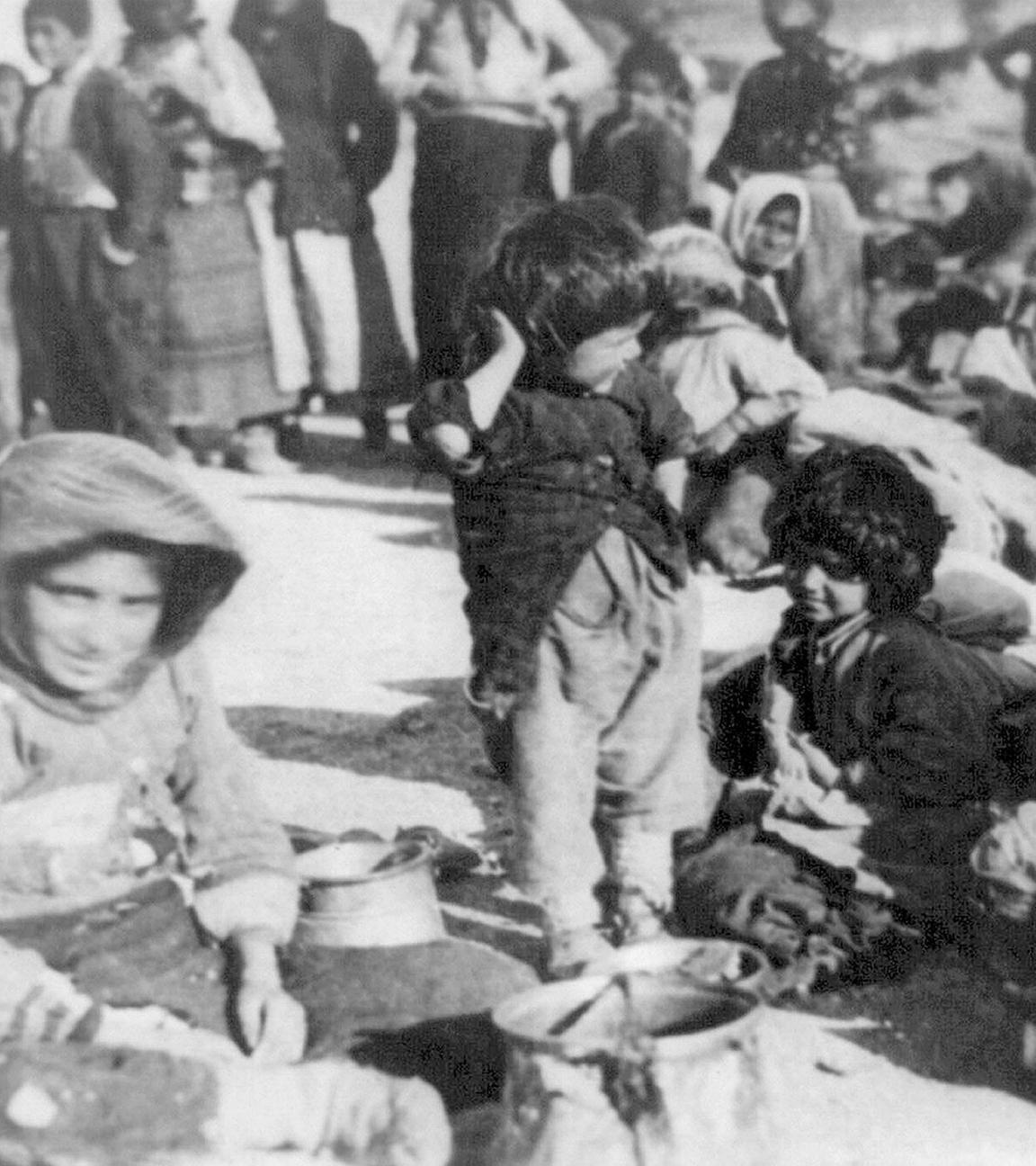 Archiv: Eine Gruppe armenischer Flüchtlinge aus dem Osmanischen Reich sitzt 1915 in Syrien auf dem Boden