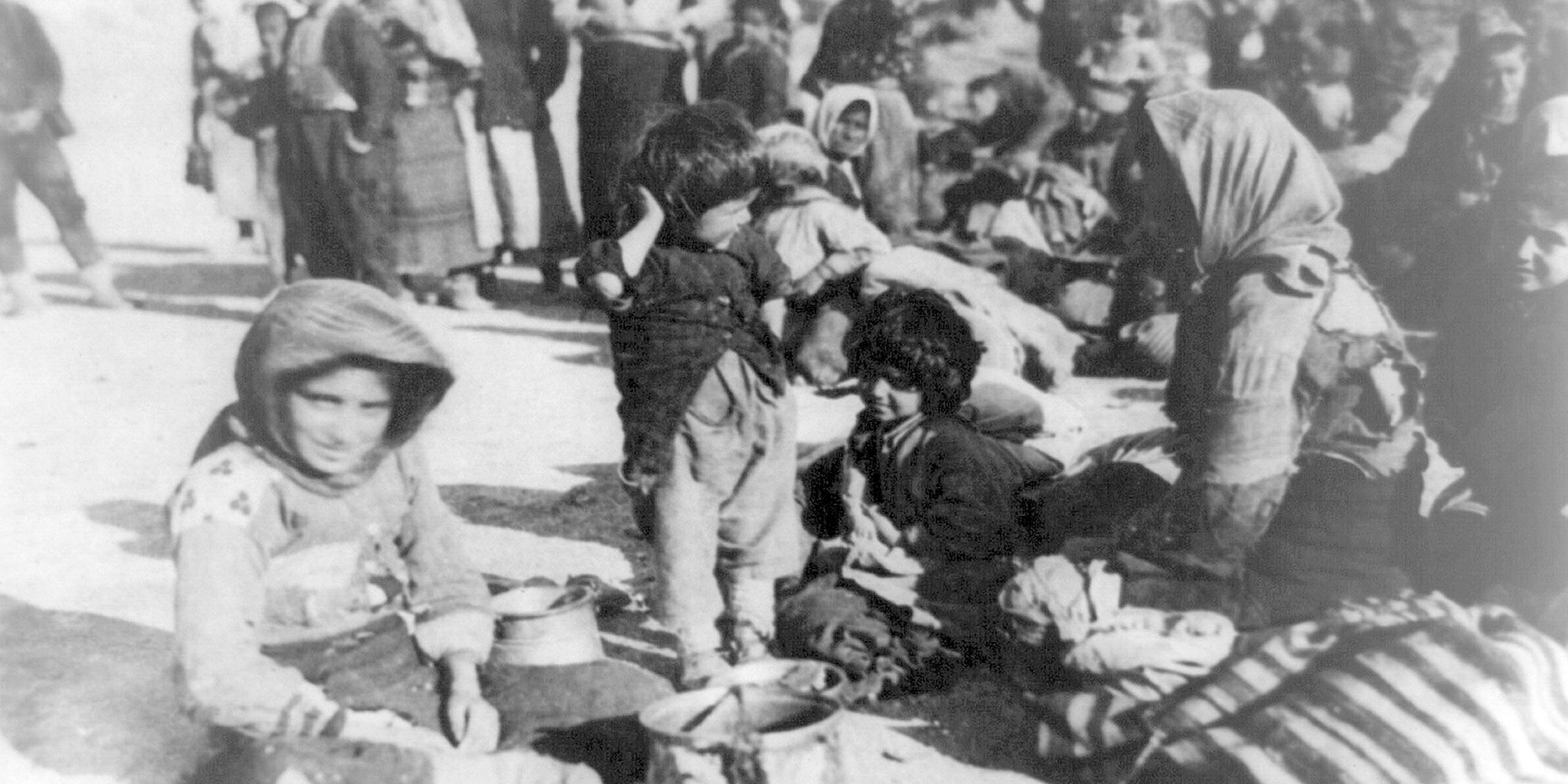 Archiv: Eine Gruppe armenischer Flüchtlinge aus dem Osmanischen Reich sitzt 1915 in Syrien auf dem Boden