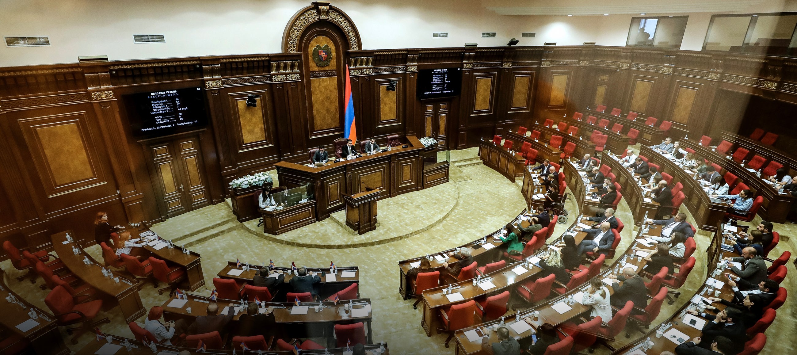 Parlamentsmitglieder nehmen an einer Sitzung der armenischen Nationalversammlung in Eriwan teil.