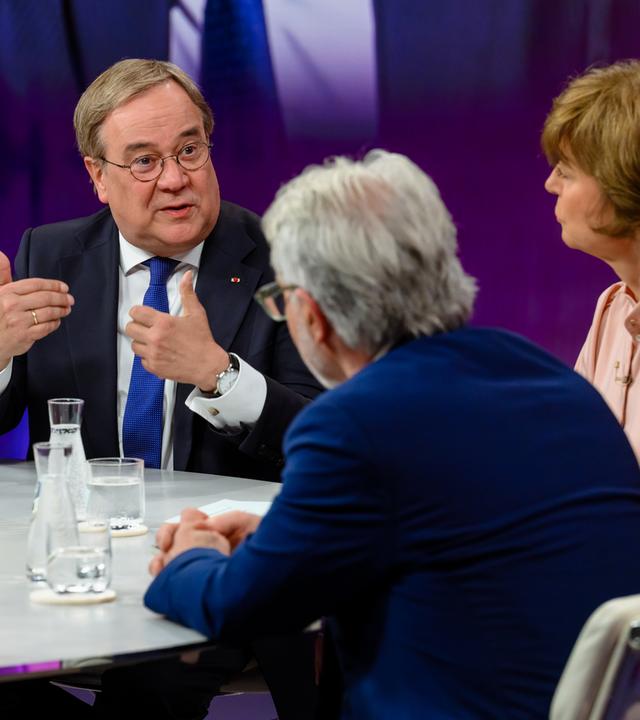 Von links: Armin Laschet, Wolfgang Merkel, Maybrit Illner
