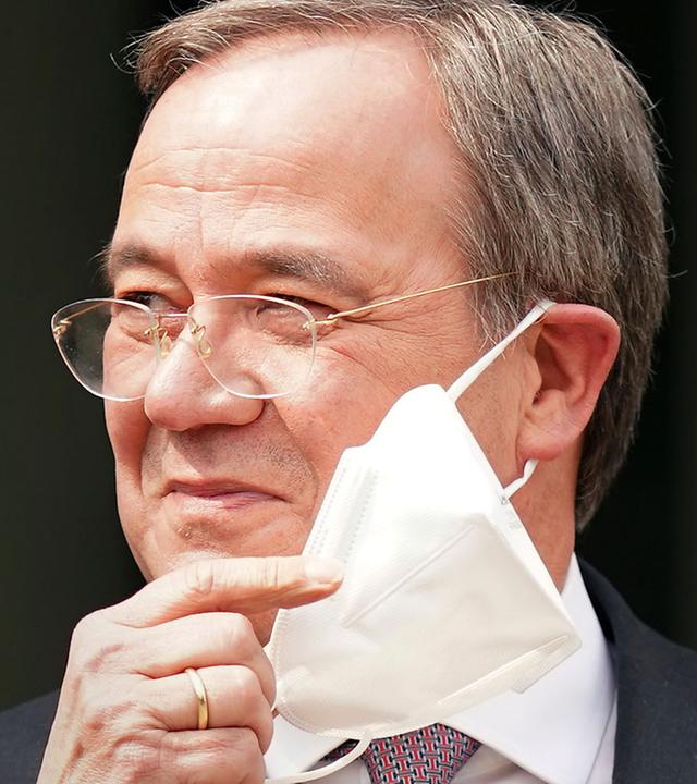 Armin Laschet mit Maske, Schriftzug "Armin Laschet zur K-Frage", ZDF-Logo oben links, ZDFheute live-Logo unten links