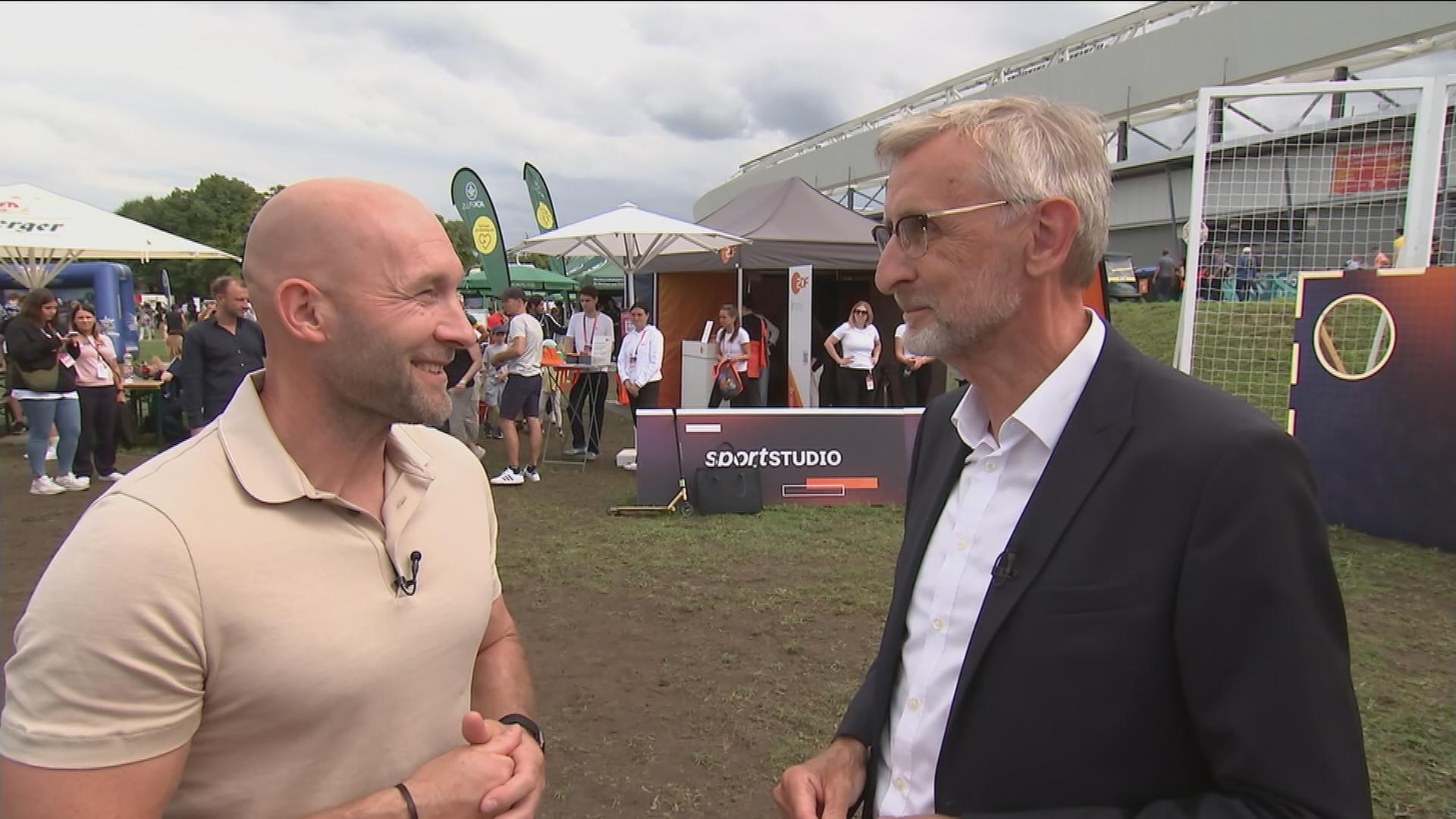 Armin Schuster, Sachsens Staatsminister des Inneren, und ZDF-Experte Ronald Rauhe bei den Finals in Dresden 2025.