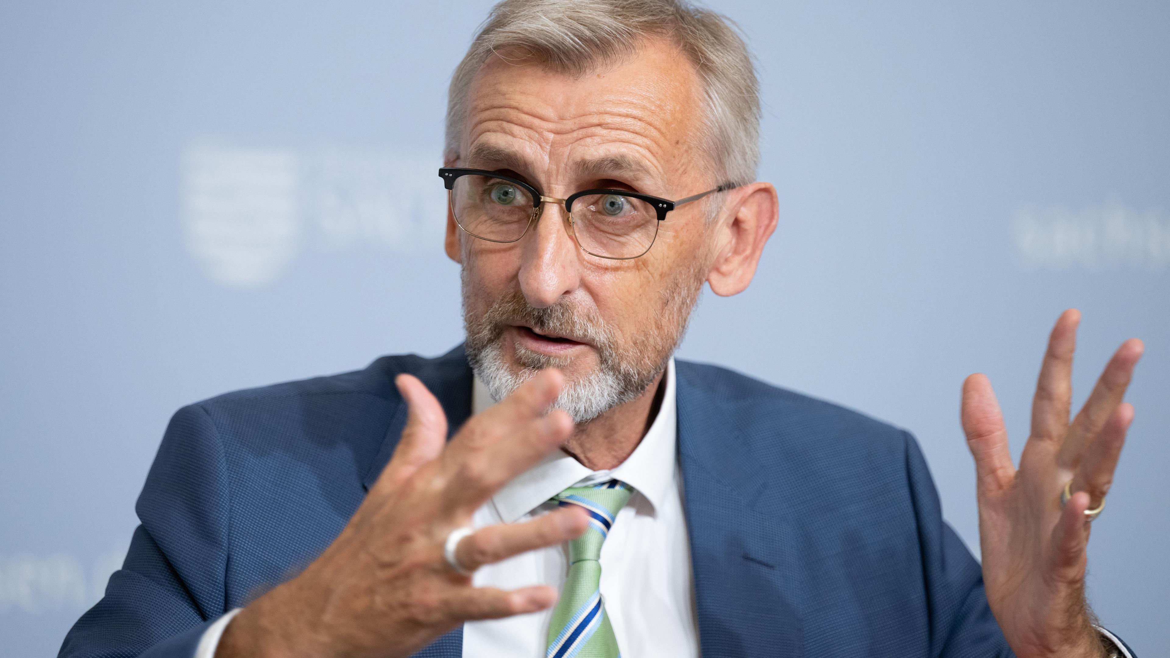 Armin Schuster, Innenminister von Sachsen, spricht bei einer Pressekonferenz in der Sächsischen Staatskanzlei.