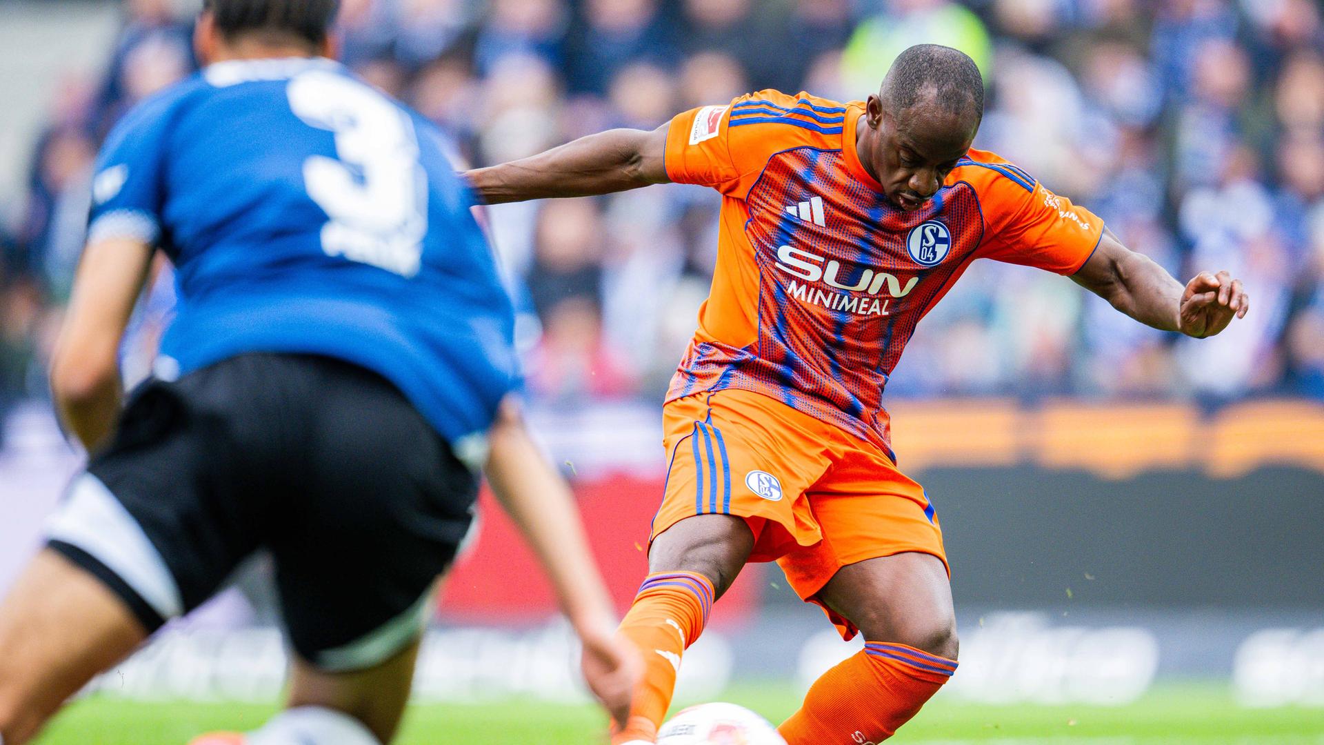 Christopher Antwi-Adjei (Schalke) kämpft.