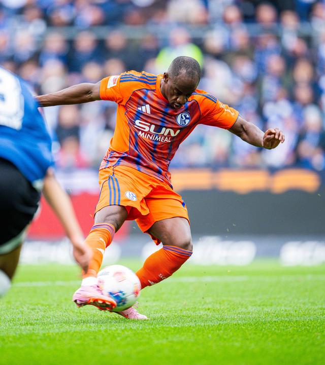 Christopher Antwi-Adjei (Schalke) kämpft.