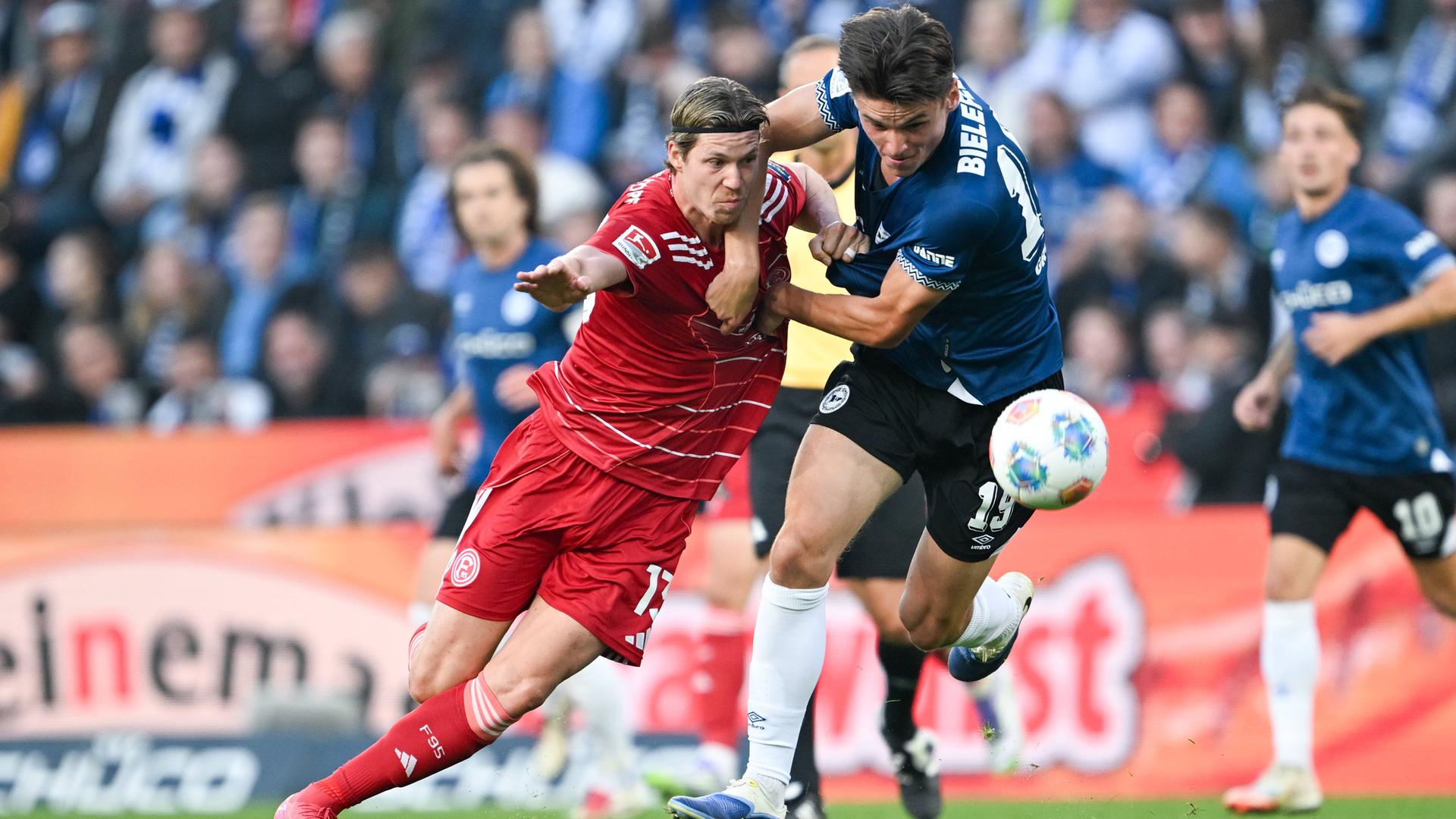 Cedric Itten (Duesseldorf) im Zweikampf gegen Maximilian Großer Grosser (Bielefeld).