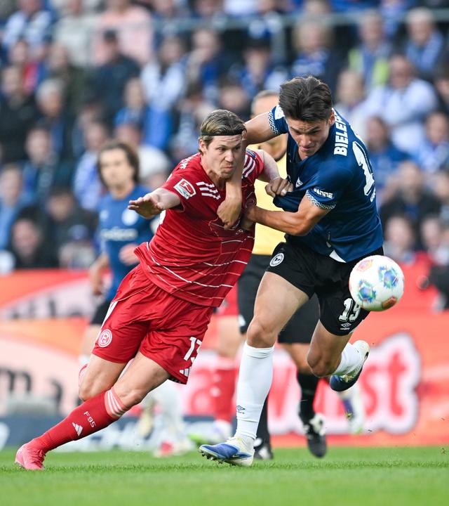 Cedric Itten (Duesseldorf) im Zweikampf gegen Maximilian Großer Grosser (Bielefeld).