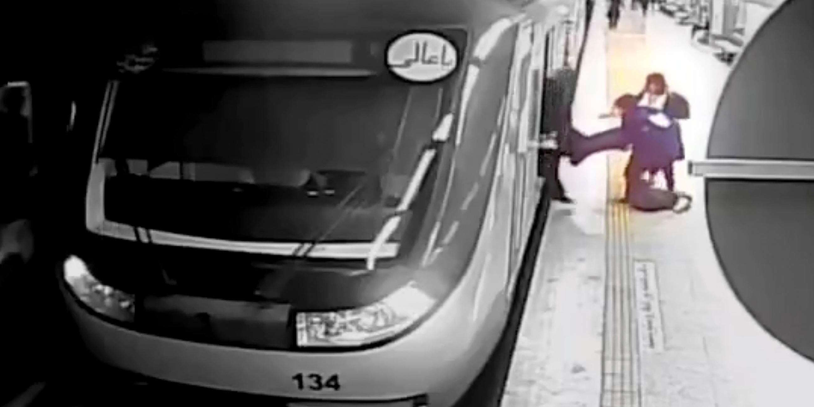 Verletzte Armita Garawand wird aus einem Metrowagen auf den Bahnsteig getragen