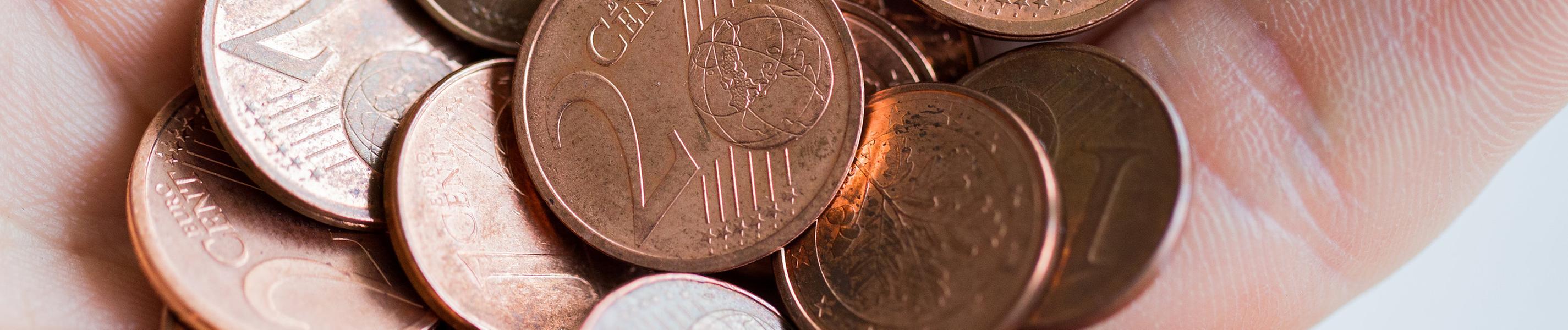 Kleingeld in einer Handfläche