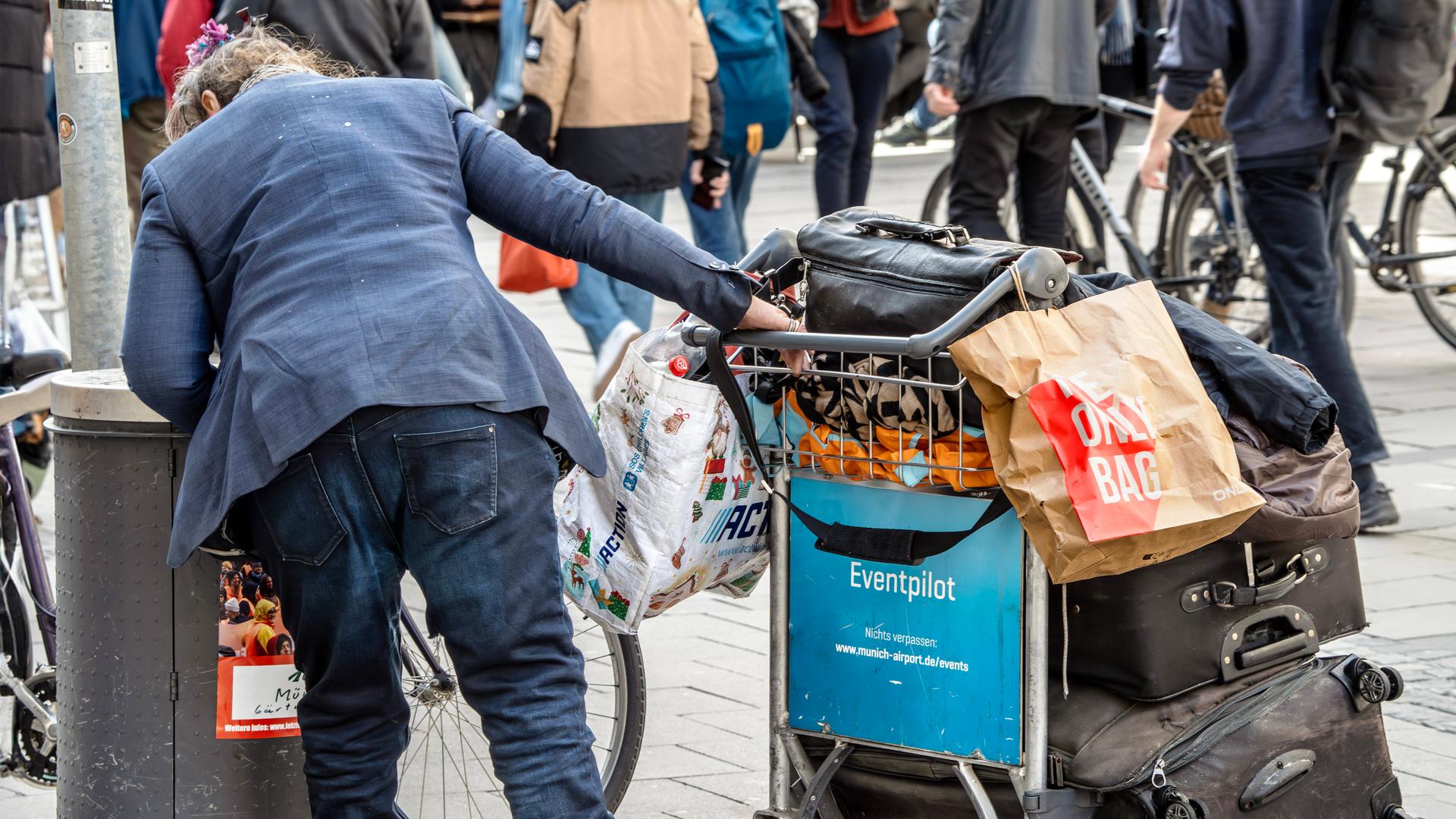 Flaschensammlerin in der Innenstadt, München, März 2024 Deutschland