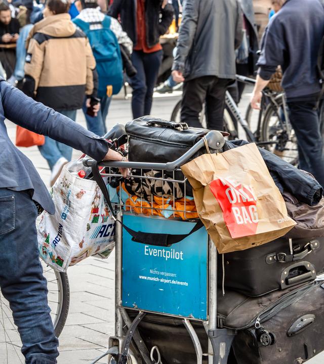 Flaschensammlerin in der Innenstadt, München, März 2024 Deutschland