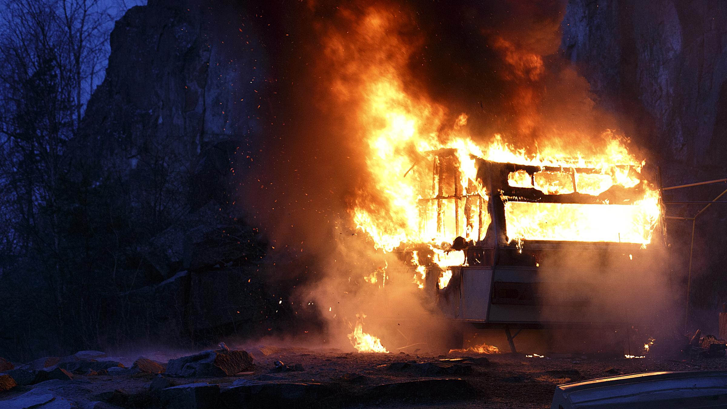 "Arne Dahl - Bußestunde": Ein Wohnwagen explodiert vor dunkler Kulisse.