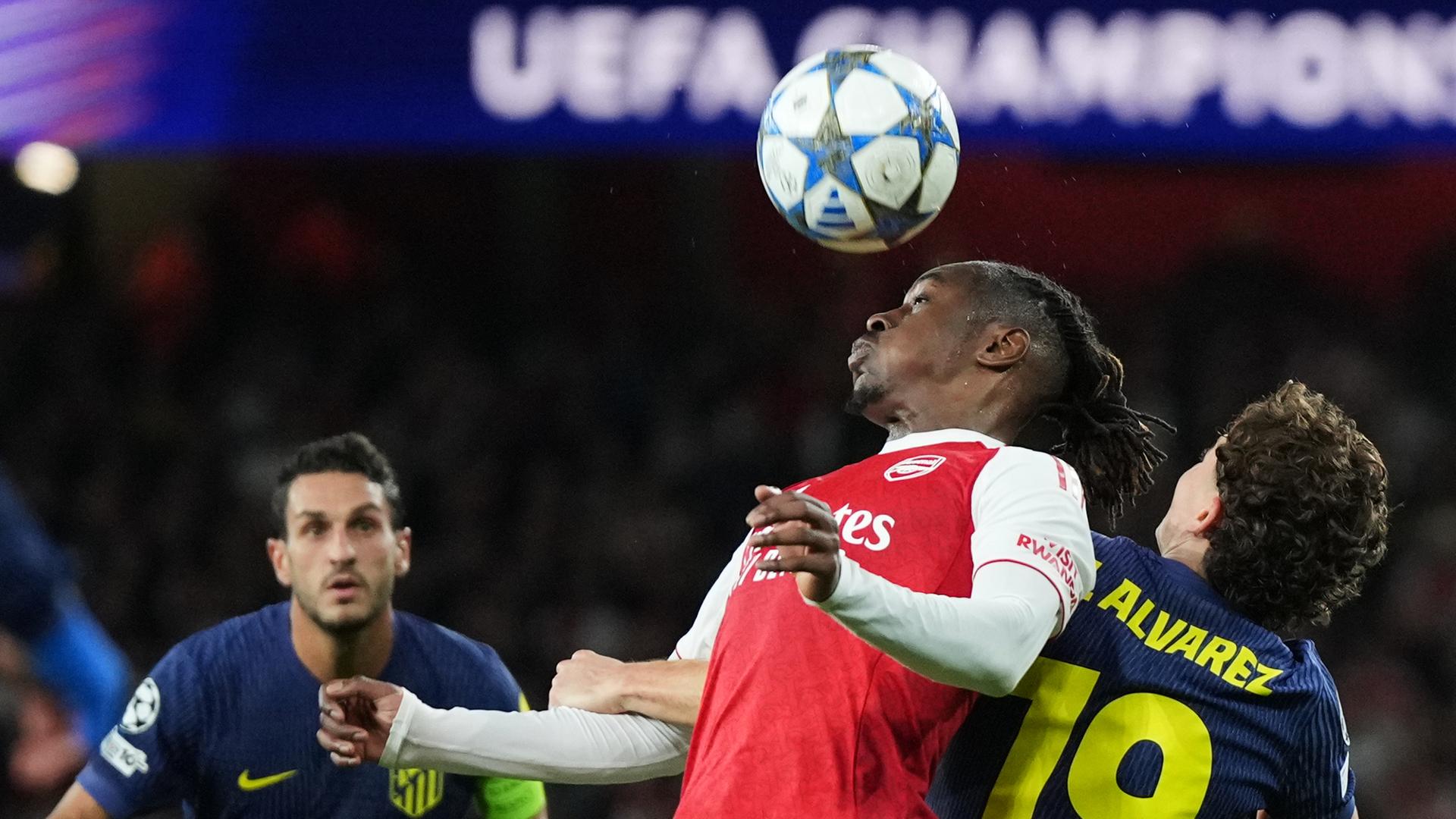 Arsenals Eberechi Eze (Mitte) im Kopfballduell mit Atleticos Julian Alvarez