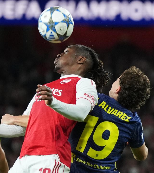 Arsenals Eberechi Eze (Mitte) im Kopfballduell mit Atleticos Julian Alvarez