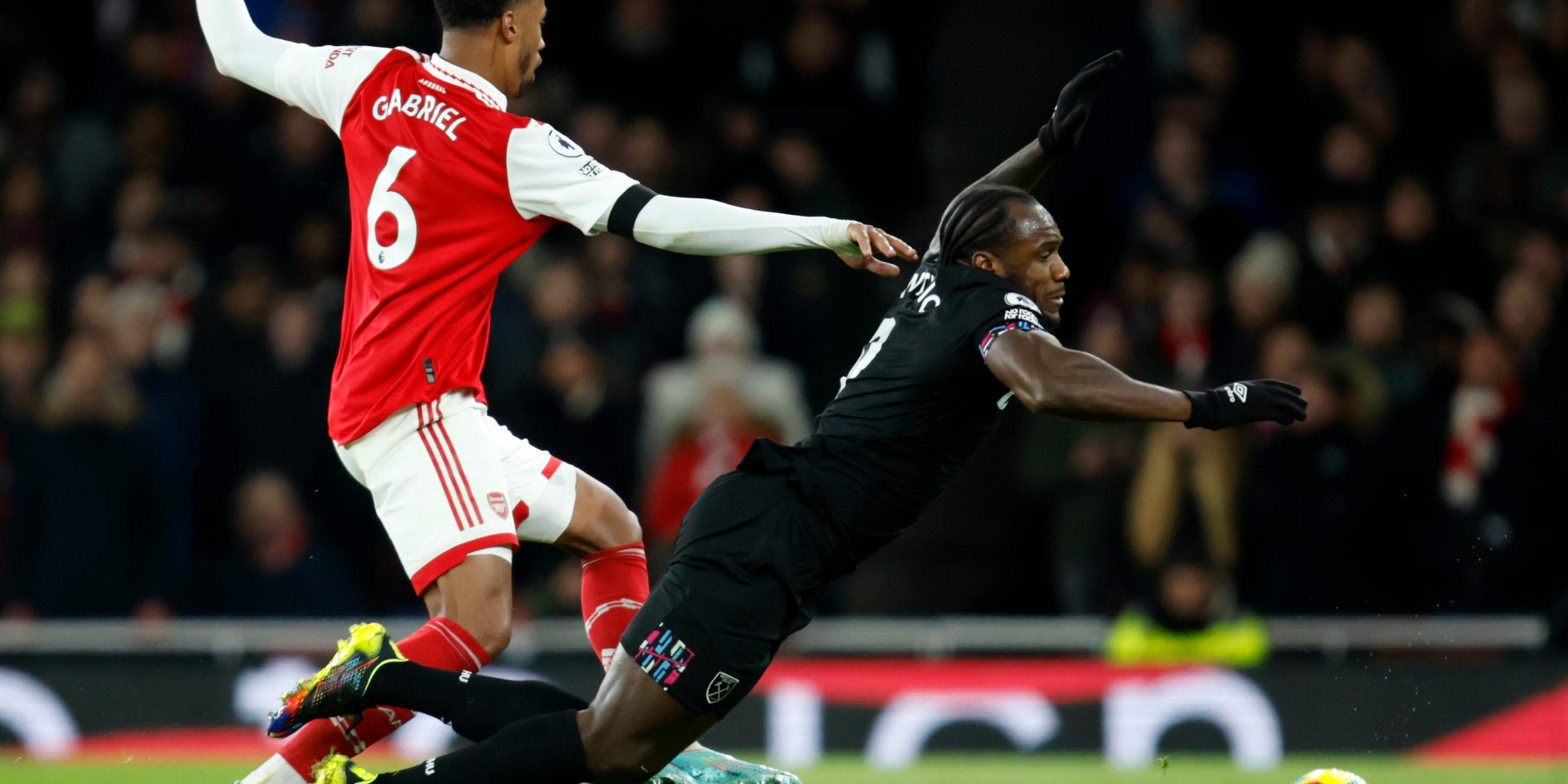 Premier League, Arsenal - West Ham United: Zweikampf zwischen Arsenals Gabriel (links) und Michail Antonio