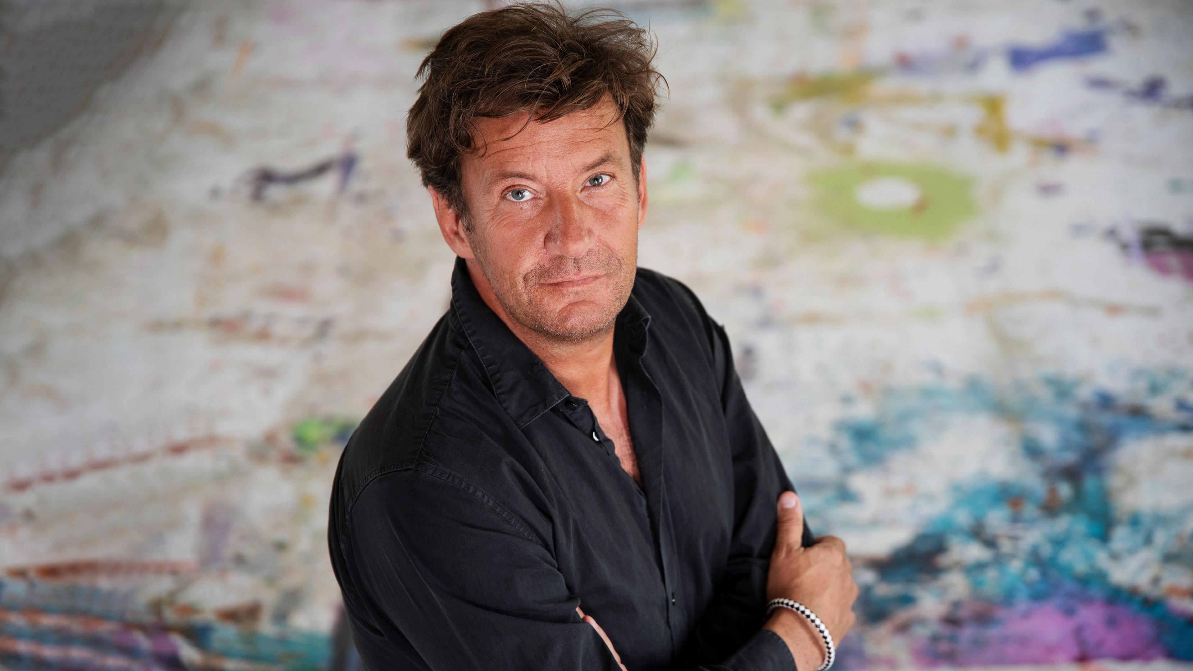 Mittelalter Mann blickt hoch in die Kamera