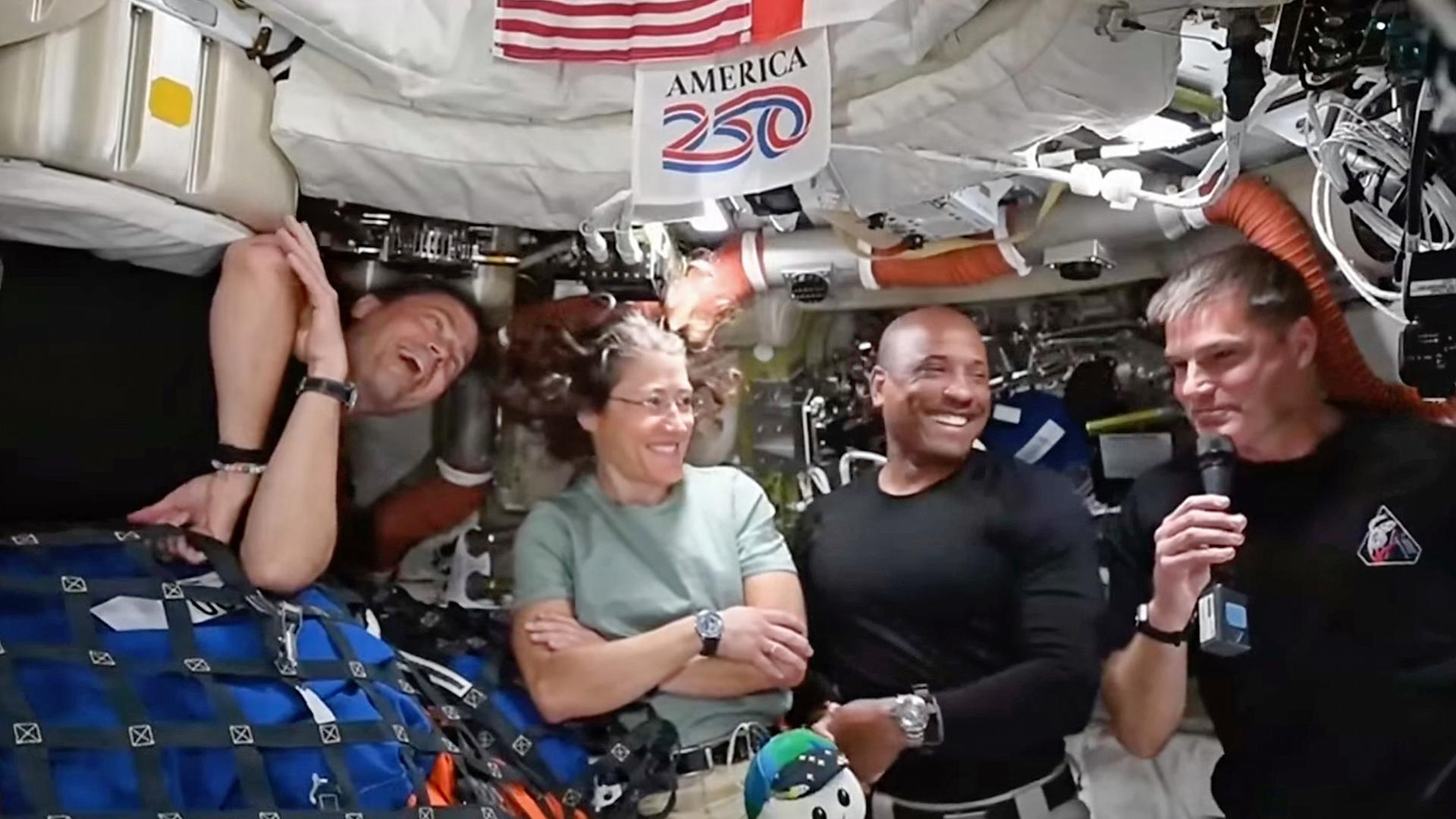 Artemis-II-Besatzung (v.l.): Kommandant Reid Wiseman, Missionsspezialistin Christina Koch, Pilot Victor Glover und der kanadische Astronaut und Missionsspezialist Jeremy Hansen, aufgenommen am 08.04.2026