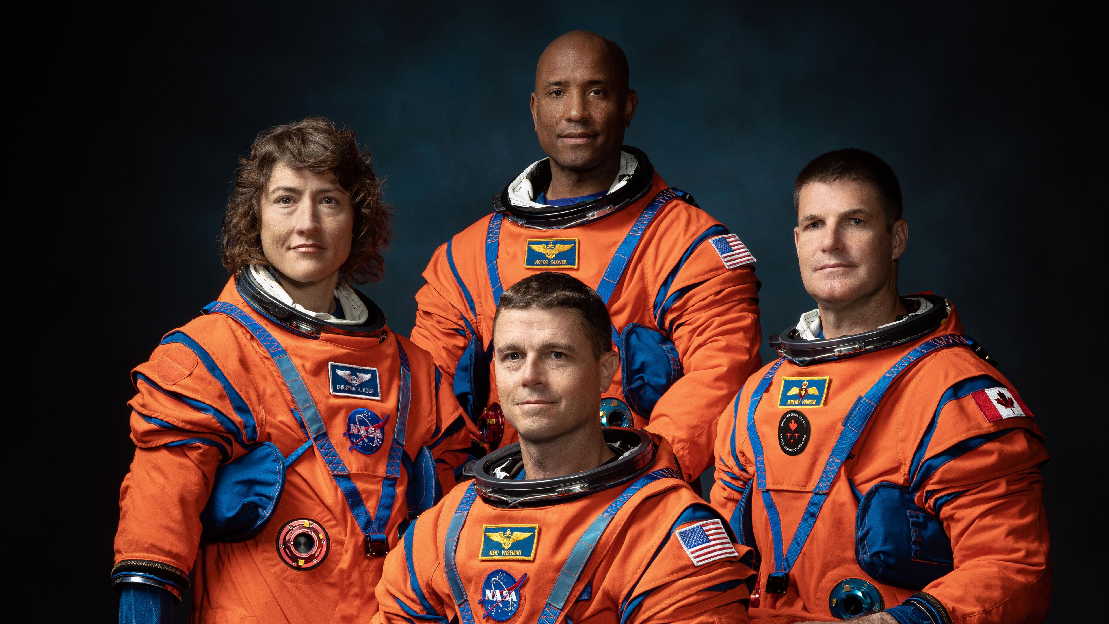 Die NASA-Astronauten Christina Koch (l-r), Victor Glover, Reid Wiseman, sowie Astronaut Jeremy Hansen von der kanadischen Weltraumbehörde.