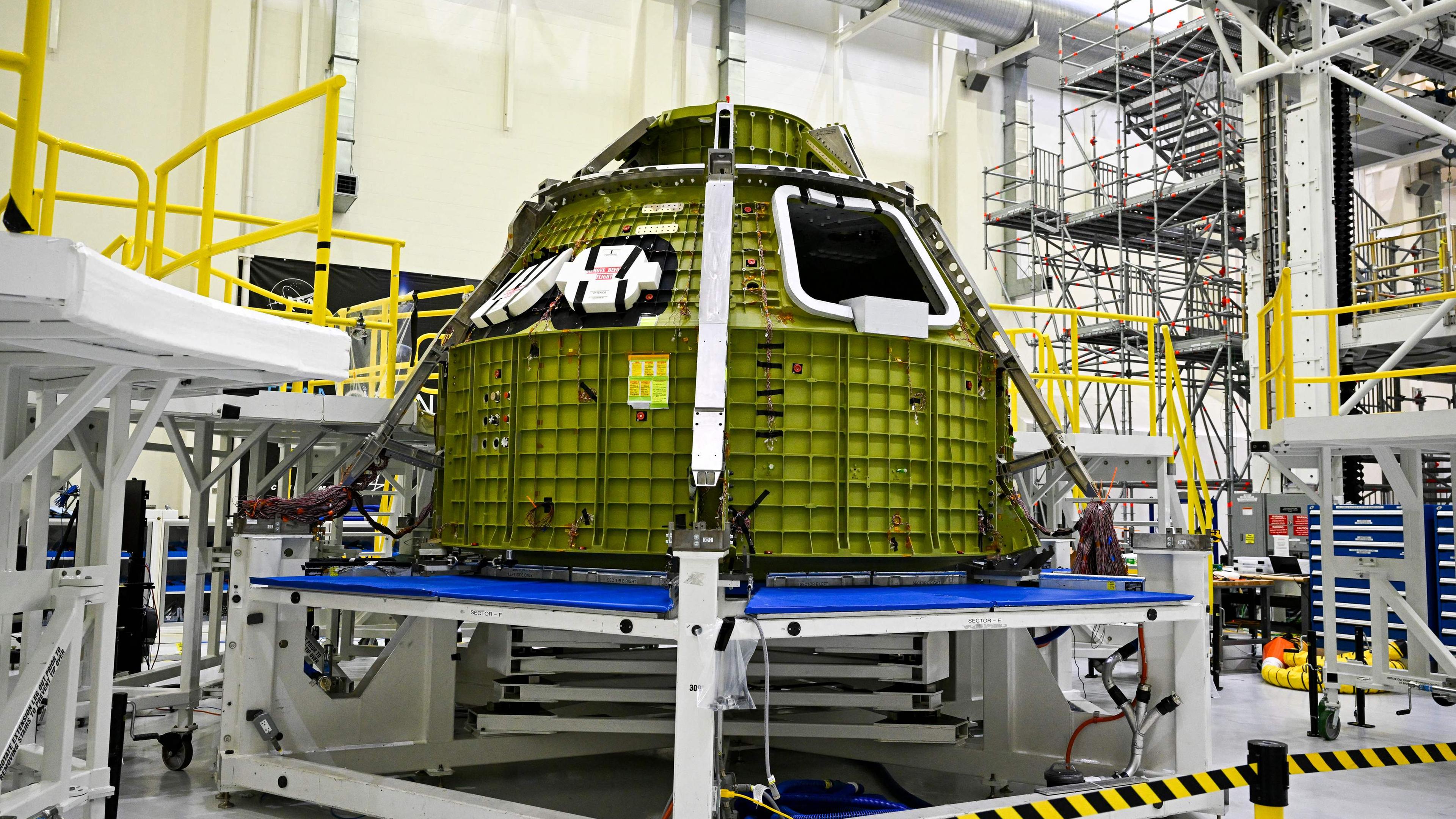 Das Besatzungsmodul Artemis III ist am 8. August 2023 im Neil Armstrong Operations and Checkout Building im Kennedy Space Center in Cape Canaveral, Florida