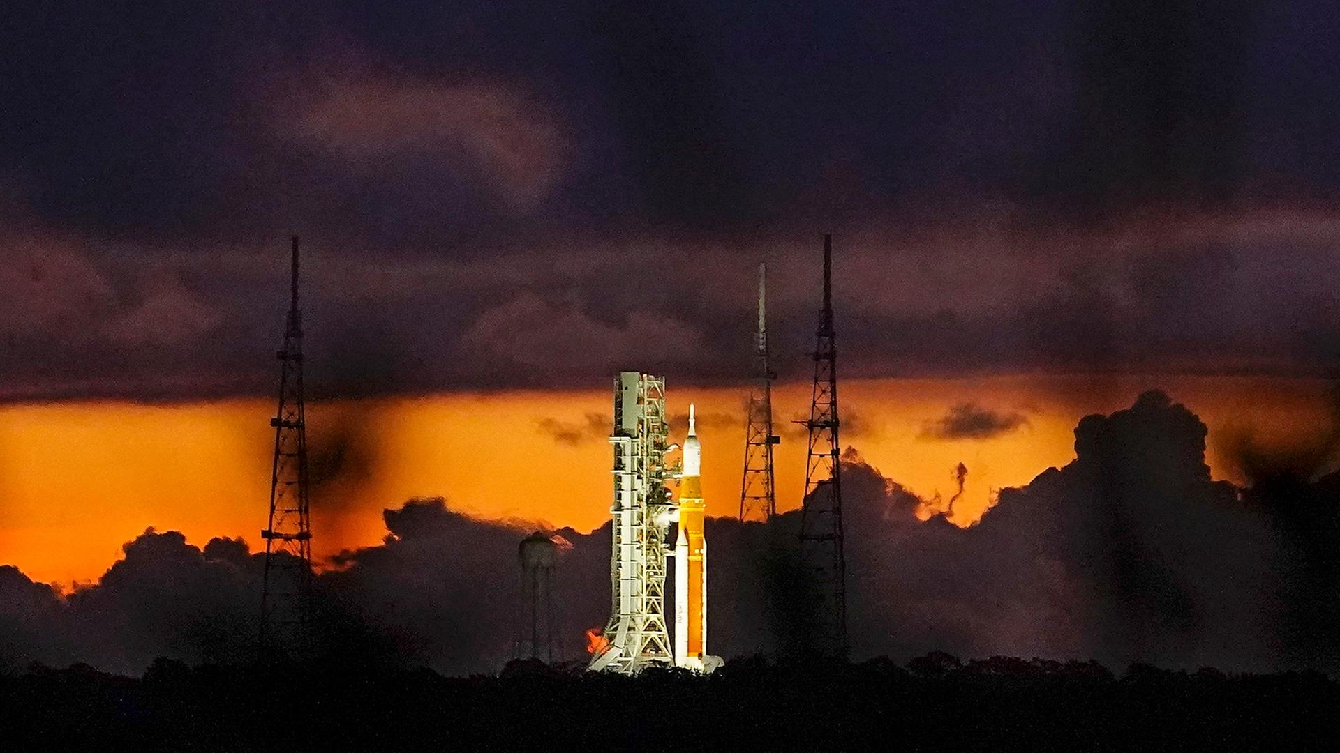 Die Artemis-Rakete der NASA steht bei Sonnenaufgang vor ihrem Start auf der Startrampe 39B im Kennedy Space Center, aufgenommen am 29.08.2022
