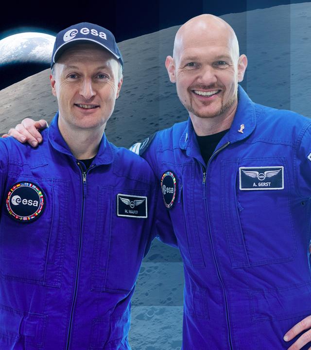 Die landende Rakete der Artemis-2-Mission kurz vor Bodenkontakt und von Fallschrimen ausgebremst.