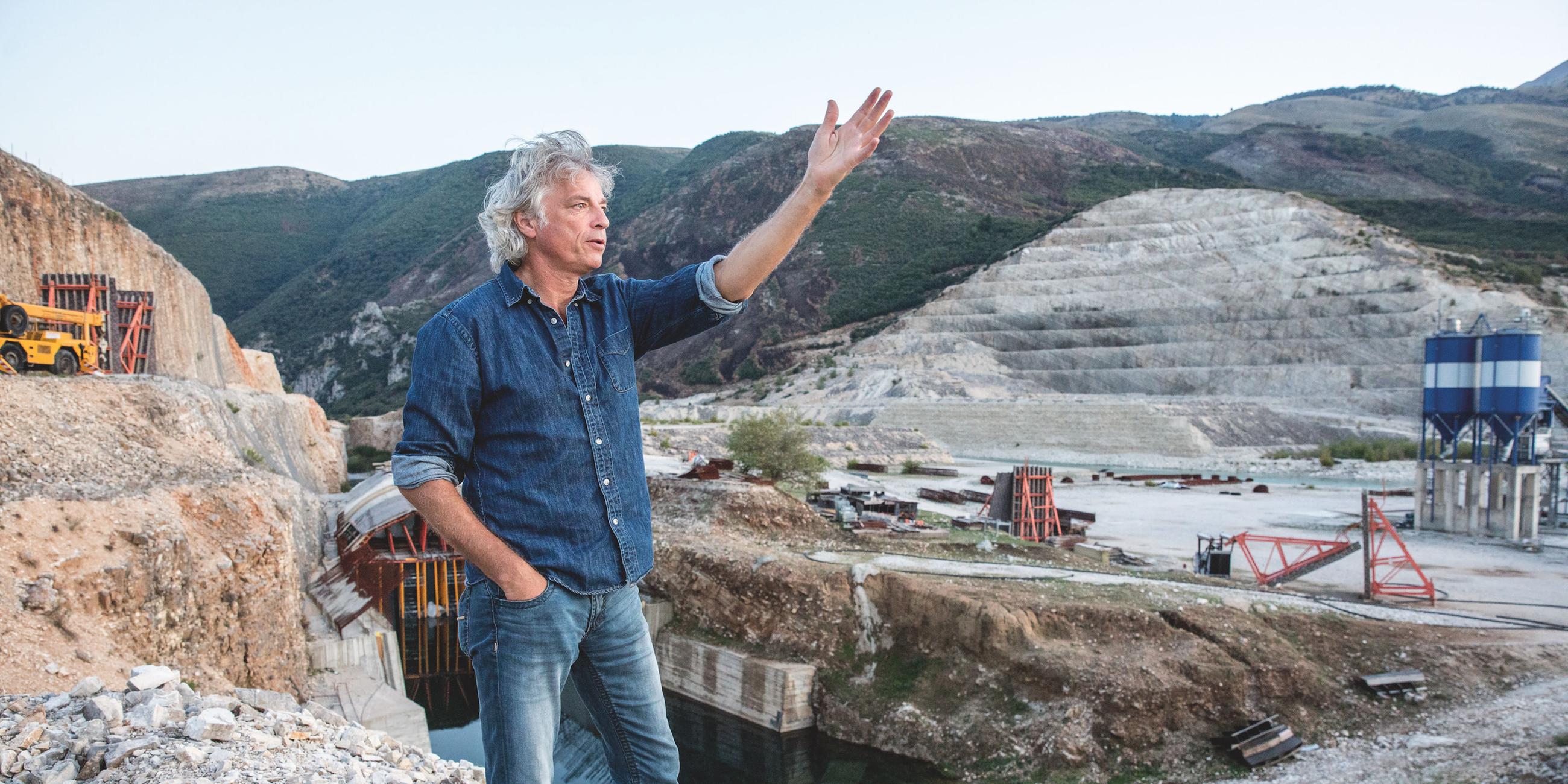 Artenschützer Ulrich Eichelmann an der ehemaligen Kraftwerksbaustelle "Kalivac" an der Vjosa in Albanien. Das Staudammprojekt war im Bau und wurde dann aus Naturschutzgründen gestoppt
