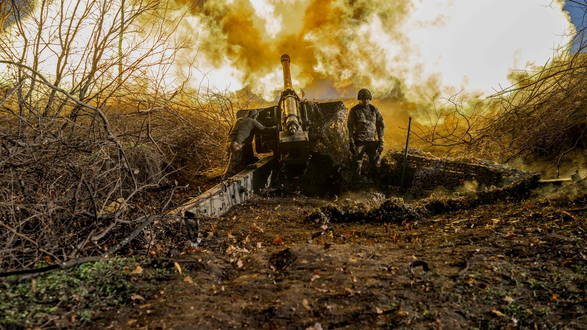 Ukrainische Soldaten feuern mit einer Artillerie auf eine russische Position außerhalb von Bakhmut.