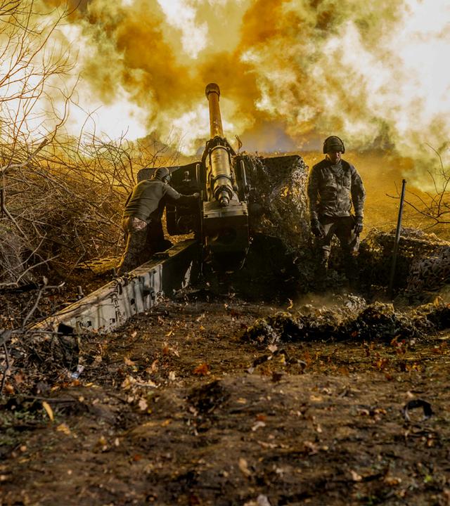 Ukrainische Soldaten feuern mit einer Artillerie auf eine russische Position außerhalb von Bakhmut.