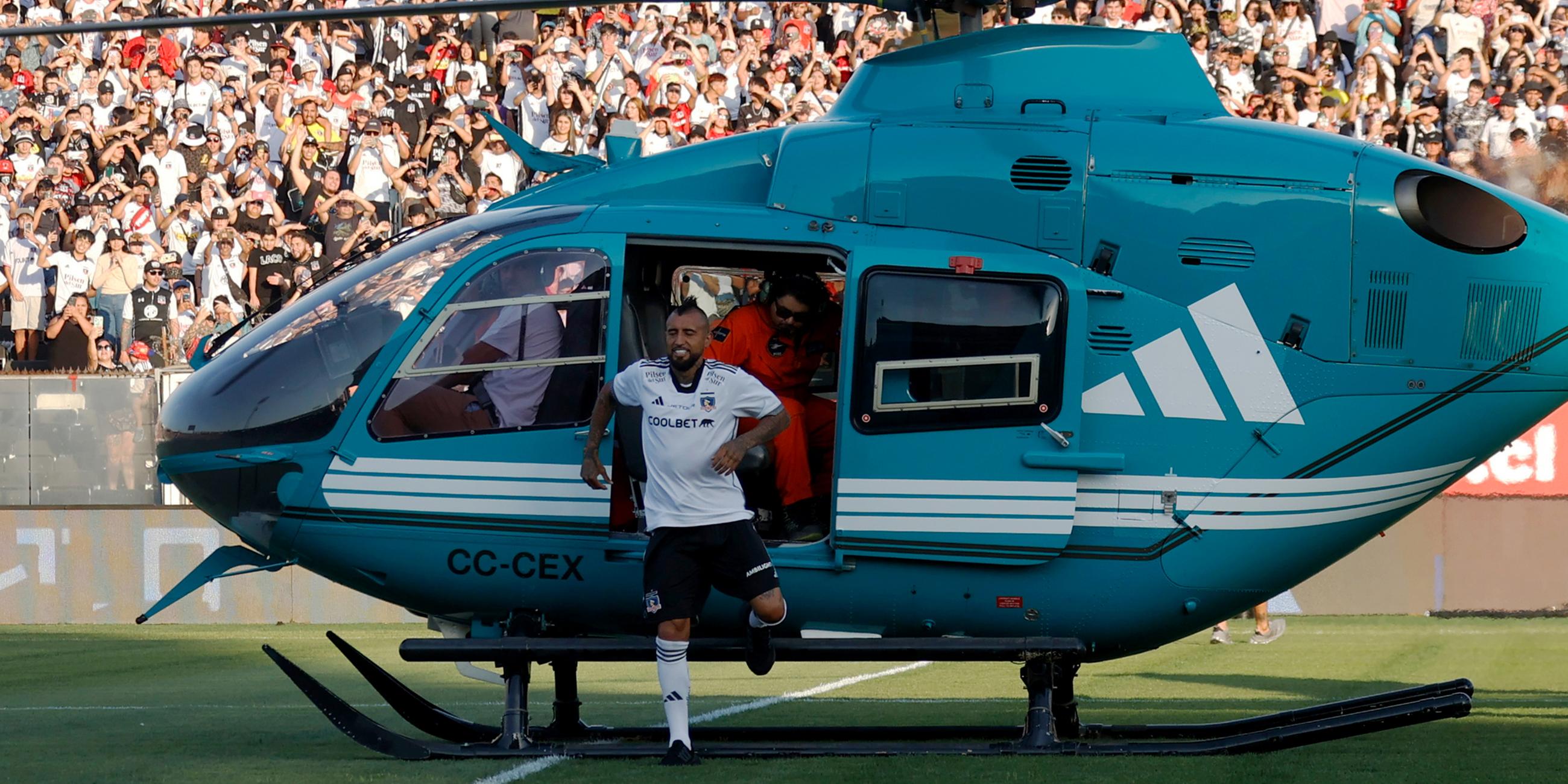 Arturo Vidal steigt bei seiner Vorstellung als neuer Spieler des CSD aus einem Helikopter aus.