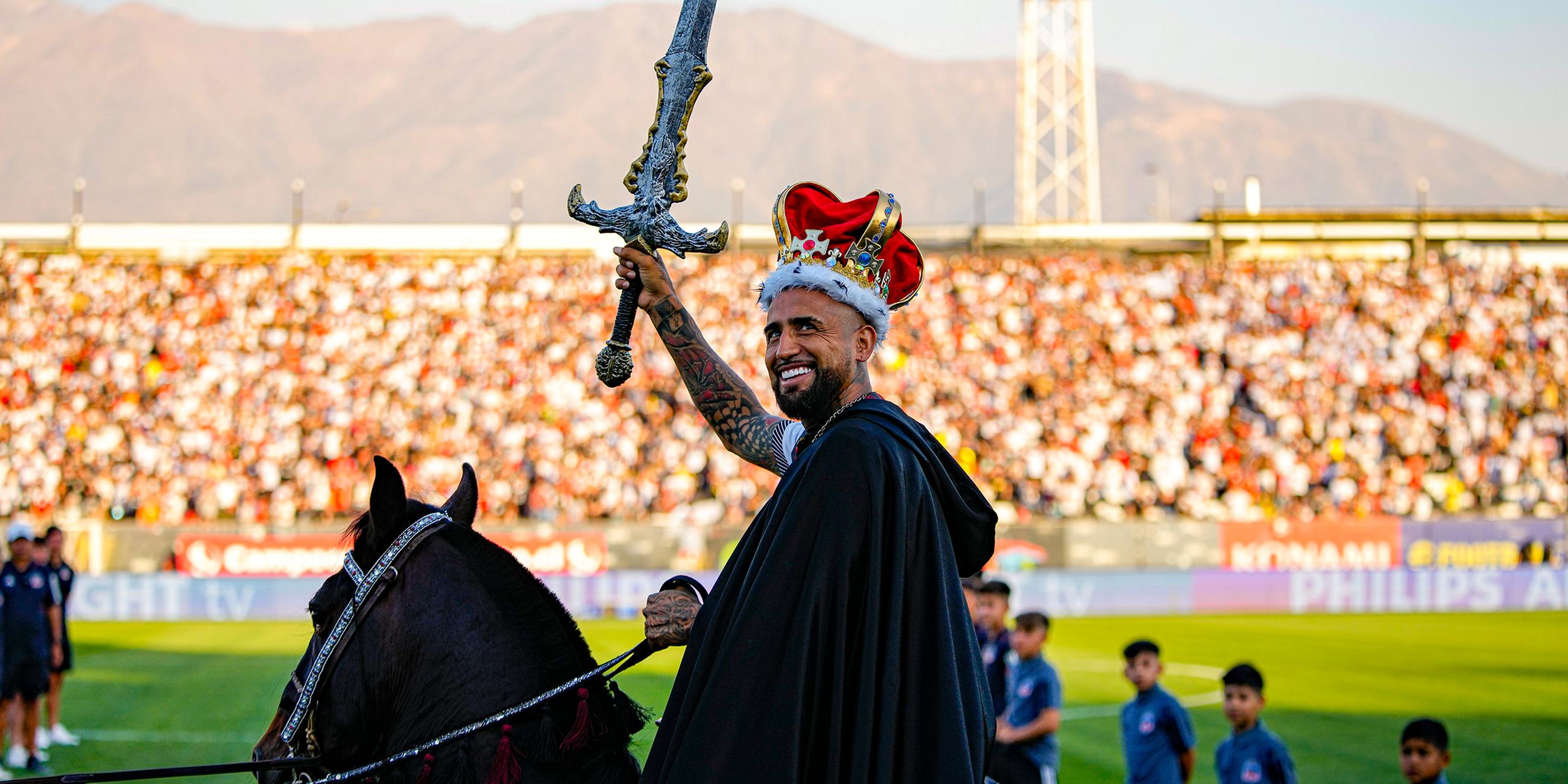 Arturo Vidal, Fußballspieler aus Chile, winkt mit einem Schwert, während er zu seiner Begrüßungszeremonie im Monumentalstadion auf einem Pferd auf das Spielfeld reitet.