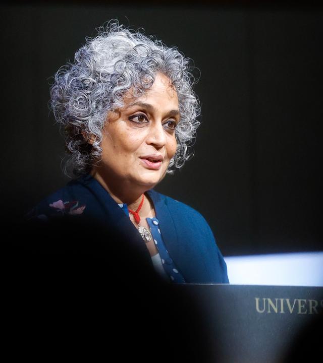 Porträtfoto einer Frau mittleren Alters mit langen graumelierten Locken.