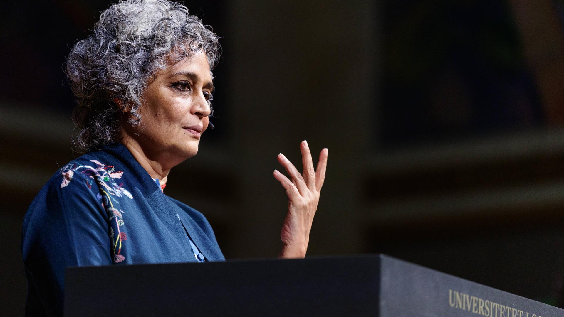 Porträtfoto einer Frau mittleren Alters mit langen graumelierten Locken.