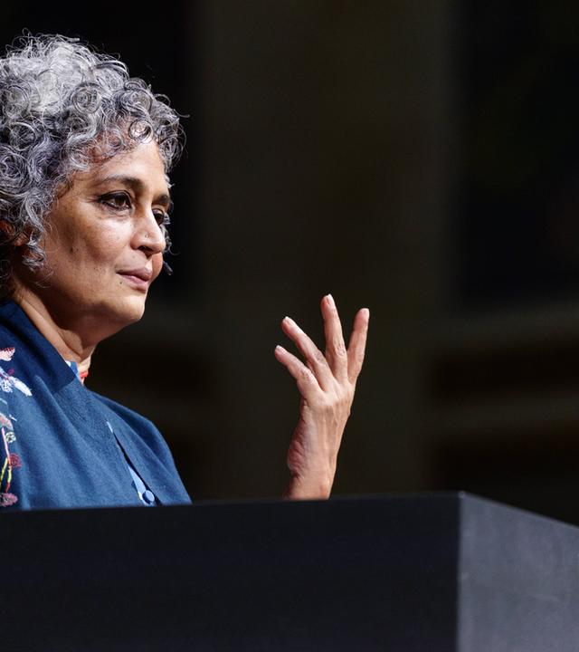 Porträtfoto einer Frau mittleren Alters mit langen graumelierten Locken.