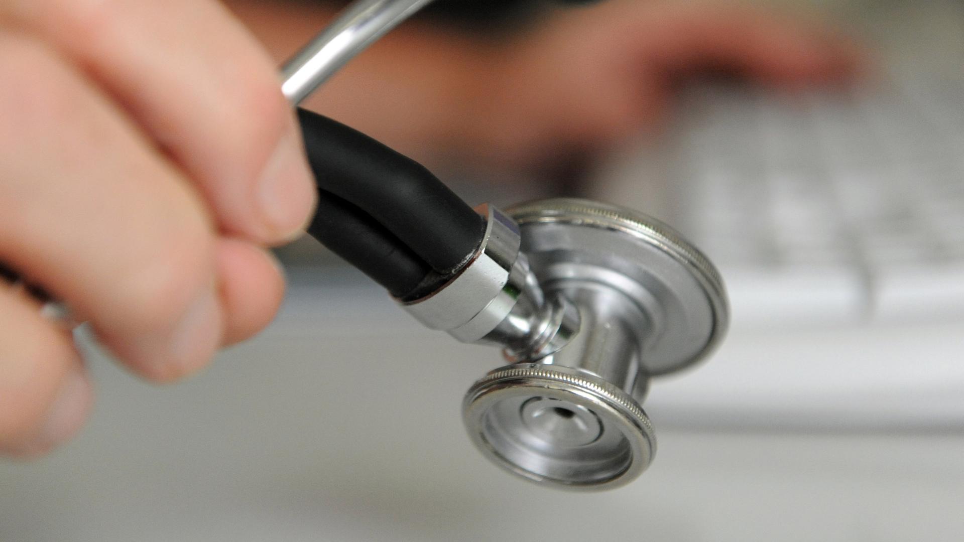 Ein Arzt hält ein Stethoskop in der Hand