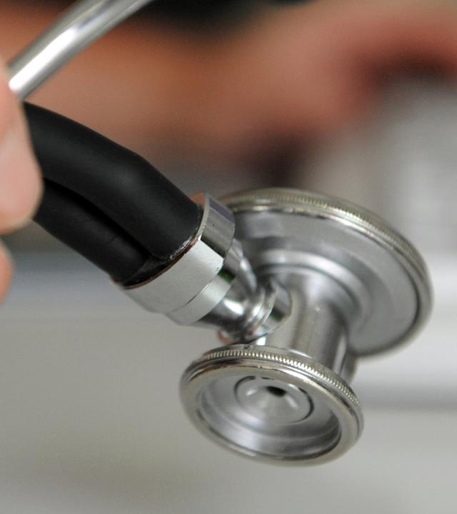 Ein Arzt hält ein Stethoskop in der Hand