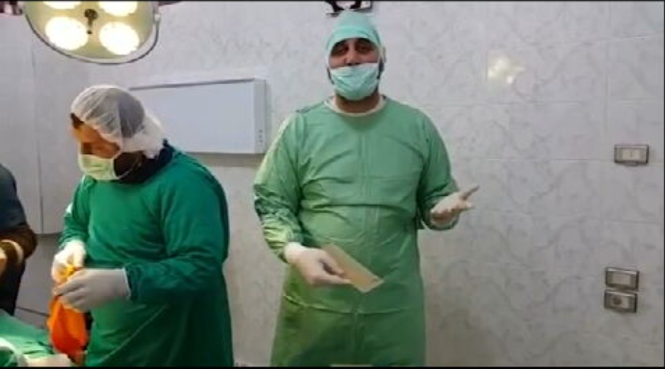 Ein Arzt aus Syrien sieht in die Kamera
