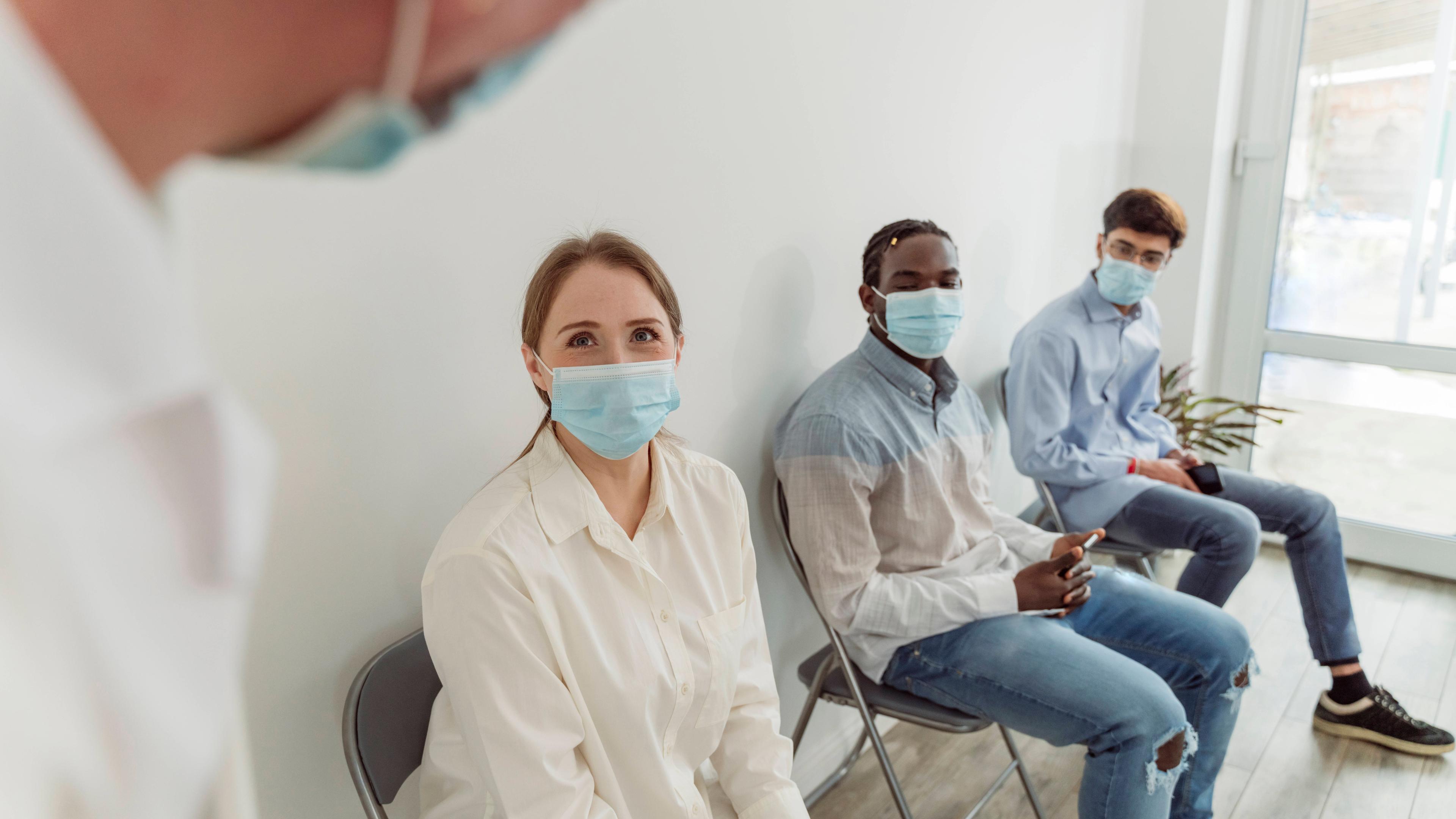Patienten mit Masken im Wartezimmer