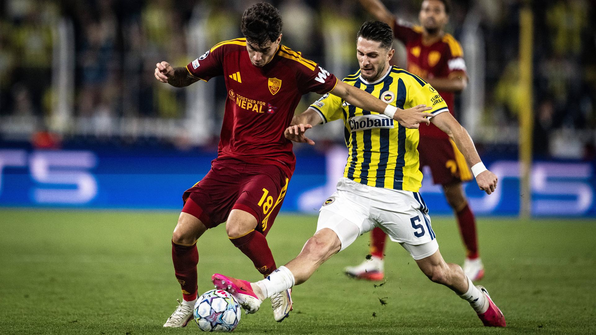Fenerbahçe Istanbuls Mittelfeldspieler Ismail Yuksek grätscht seinem Kontrahenten Matias Soule in den Lauf