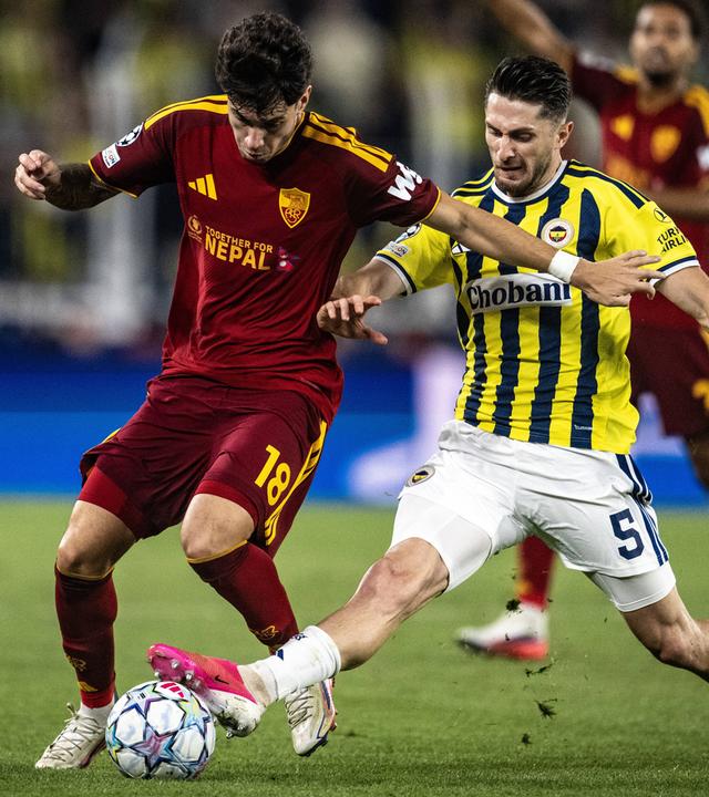 Fenerbahçe Istanbuls Mittelfeldspieler Ismail Yuksek grätscht seinem Kontrahenten Matias Soule in den Lauf