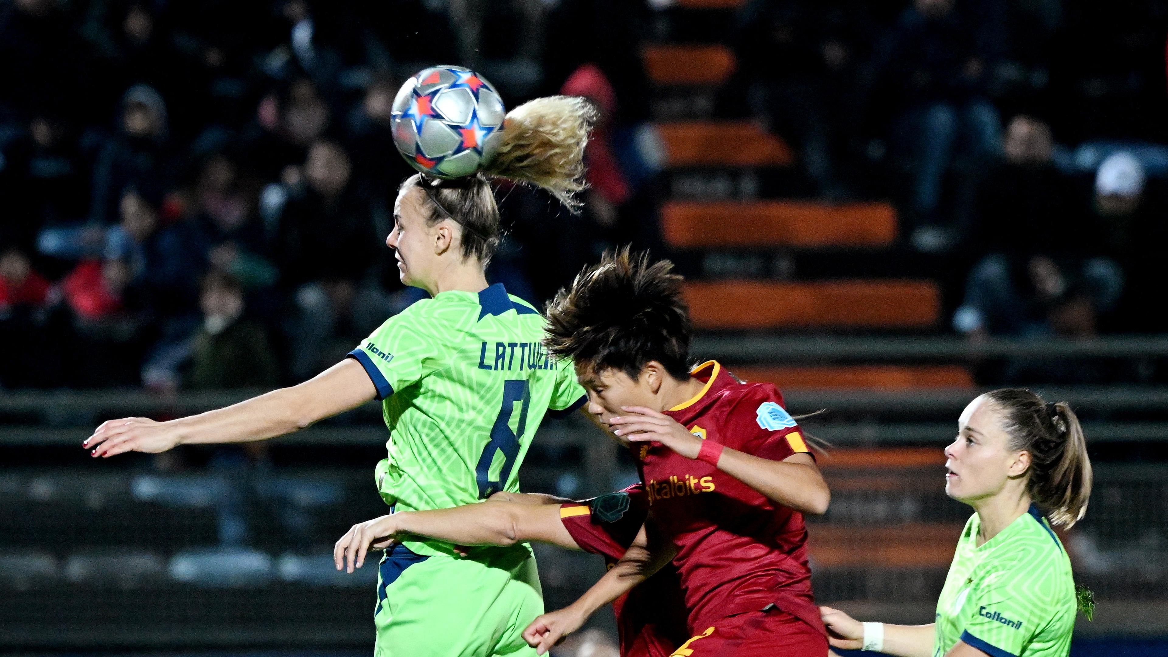 Frauen-Champions-League, AS Rom - VfL Wolfsburg: Die Wolfsburgerin Lena Lattwein (links) wird von Moeka Minami bedrängt