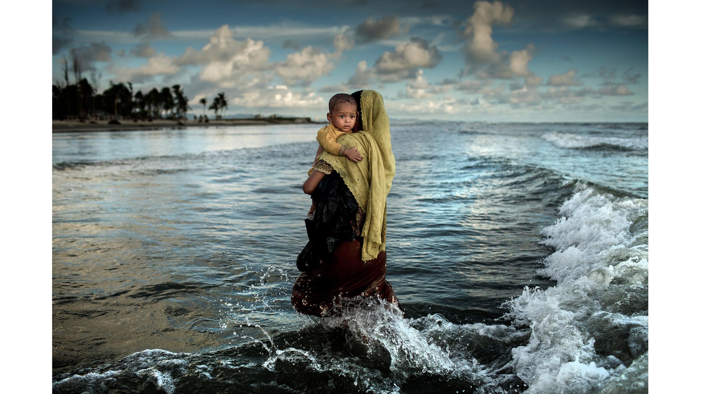 Rohingya-Flüchtlingsfrau mit ihrem Kind am Strand von Cox's Bazar in Bangladesh