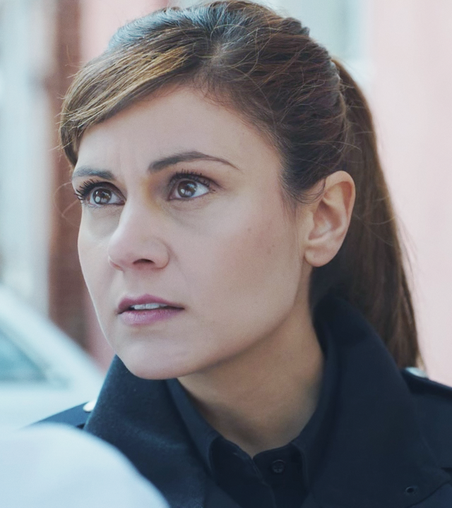 Süher Özlügül (Sophie Dal) in Großaufnahme, wie sie mit einem Mann spricht. 