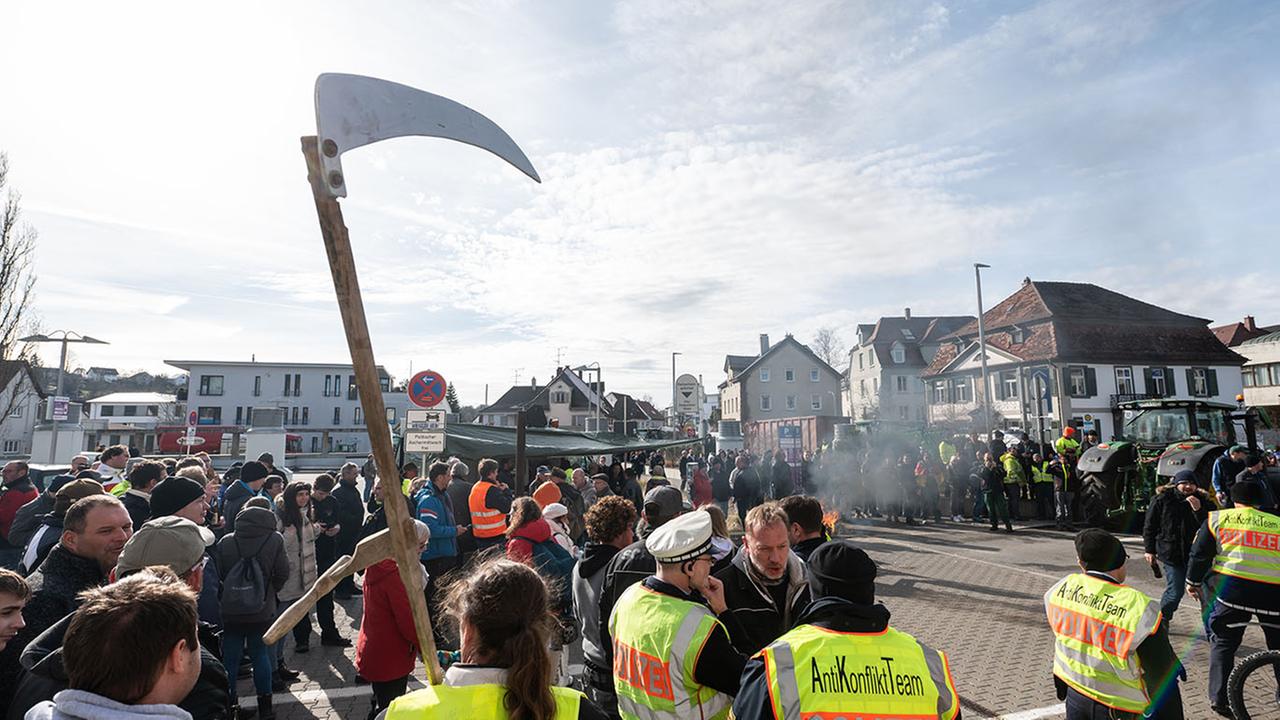 Protestierende in Biberach/Baden-Württemberg auf dem Rathaus-Vorplatz.