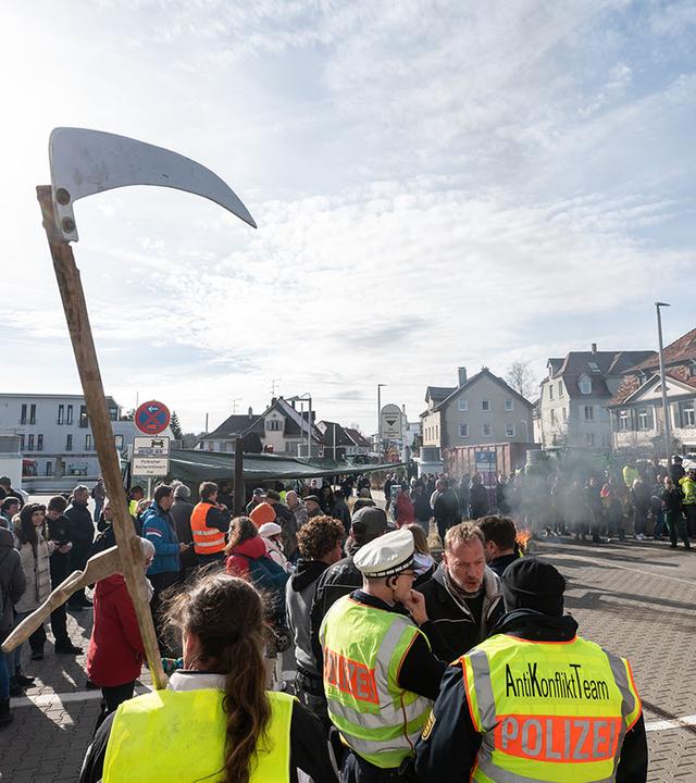 Protestierende in Biberach/Baden-Württemberg auf dem Rathaus-Vorplatz.