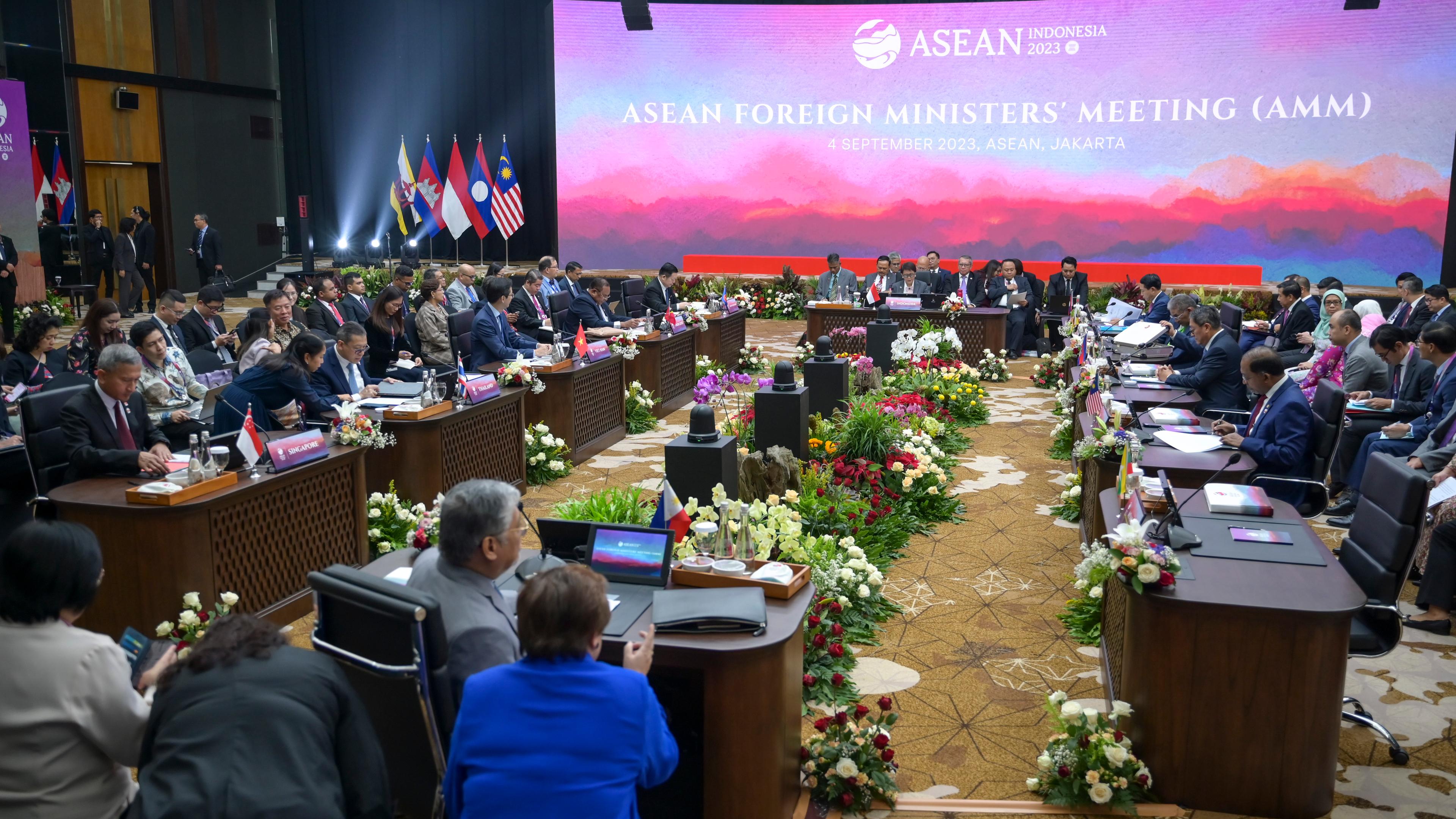  Indonesien, Jakarta: Minister und Mitglieder der Delegierten nehmen am Treffen der Außenminister der Asean-Staaten vor dem Asean-Gipfel im Asean-Sekretariat teil.