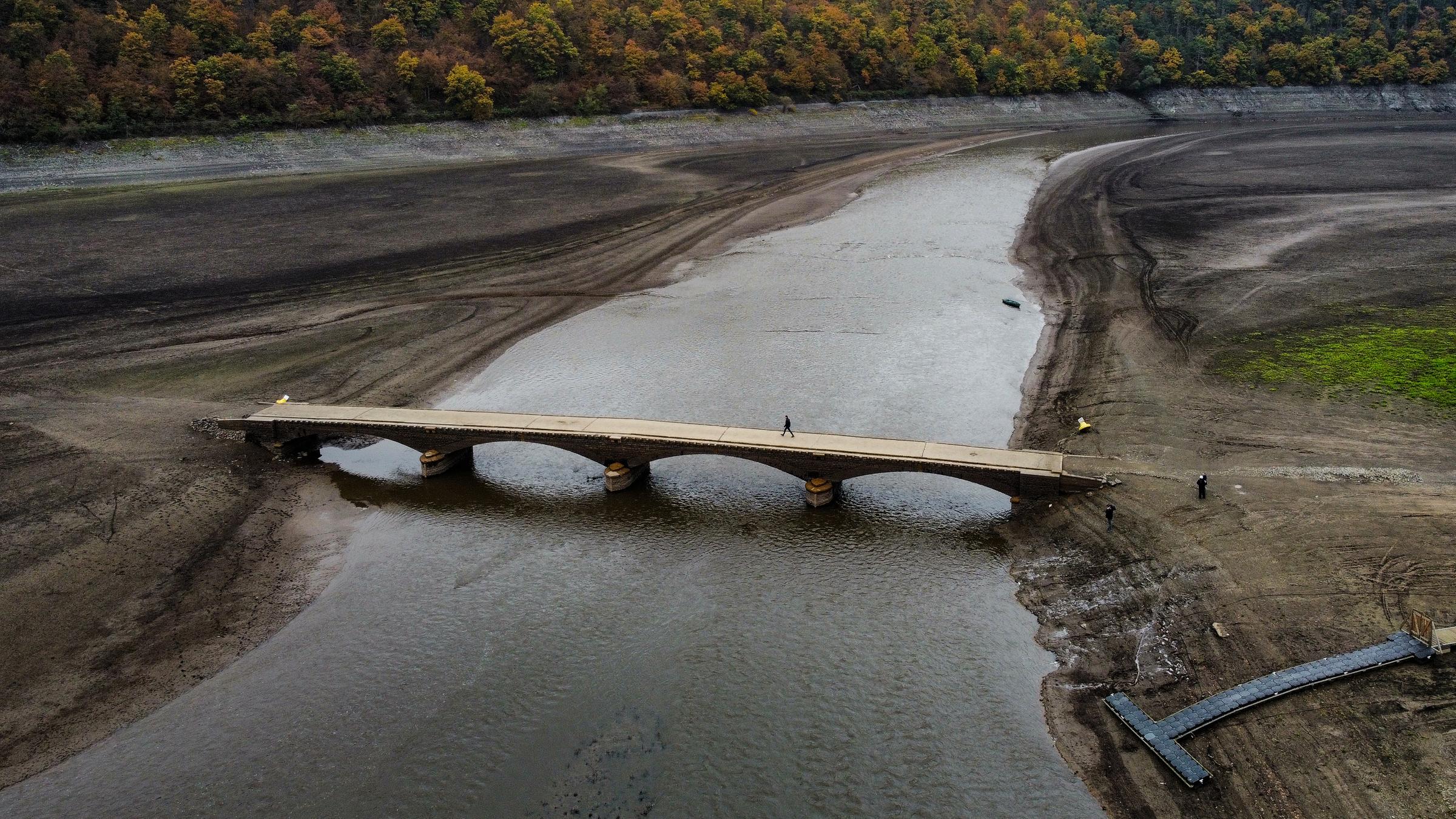 Hessen, Vöhl: Blick auf die alte Aseler Brücke im Edersee (Luftaufnahme mit einer Drohne). Bauwerke des versunkenen Edersee-Atlantis tauchen derzeit wieder auf.