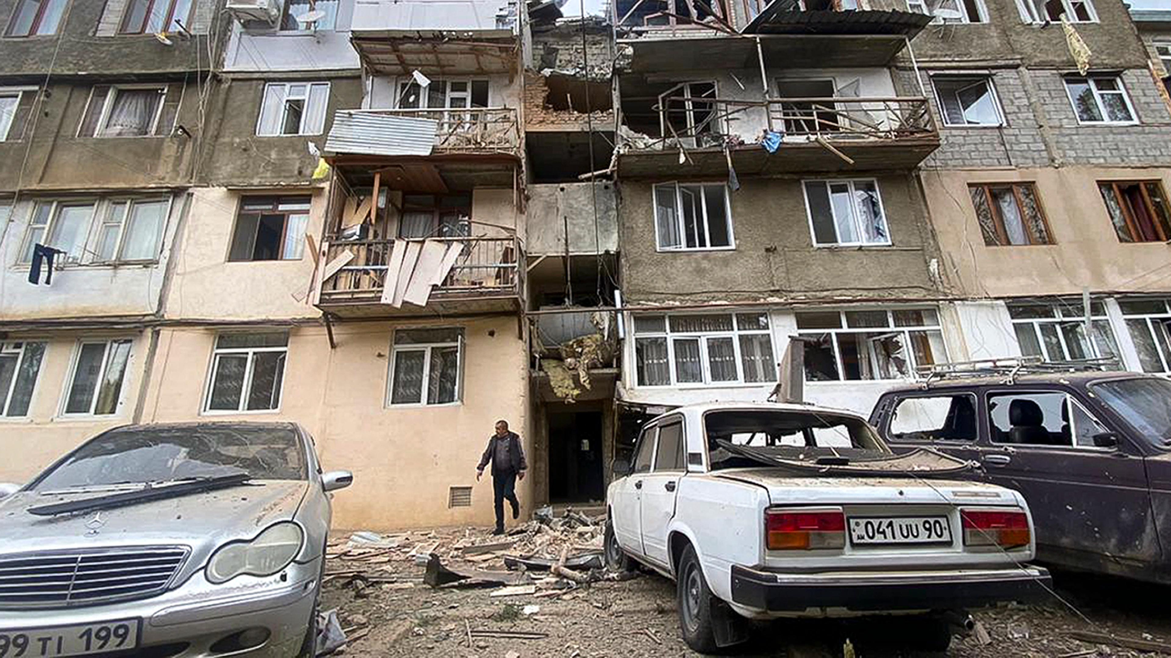 Ein beschädigtes Wohnhaus nach einem Beschuss in Aserbaidschan.